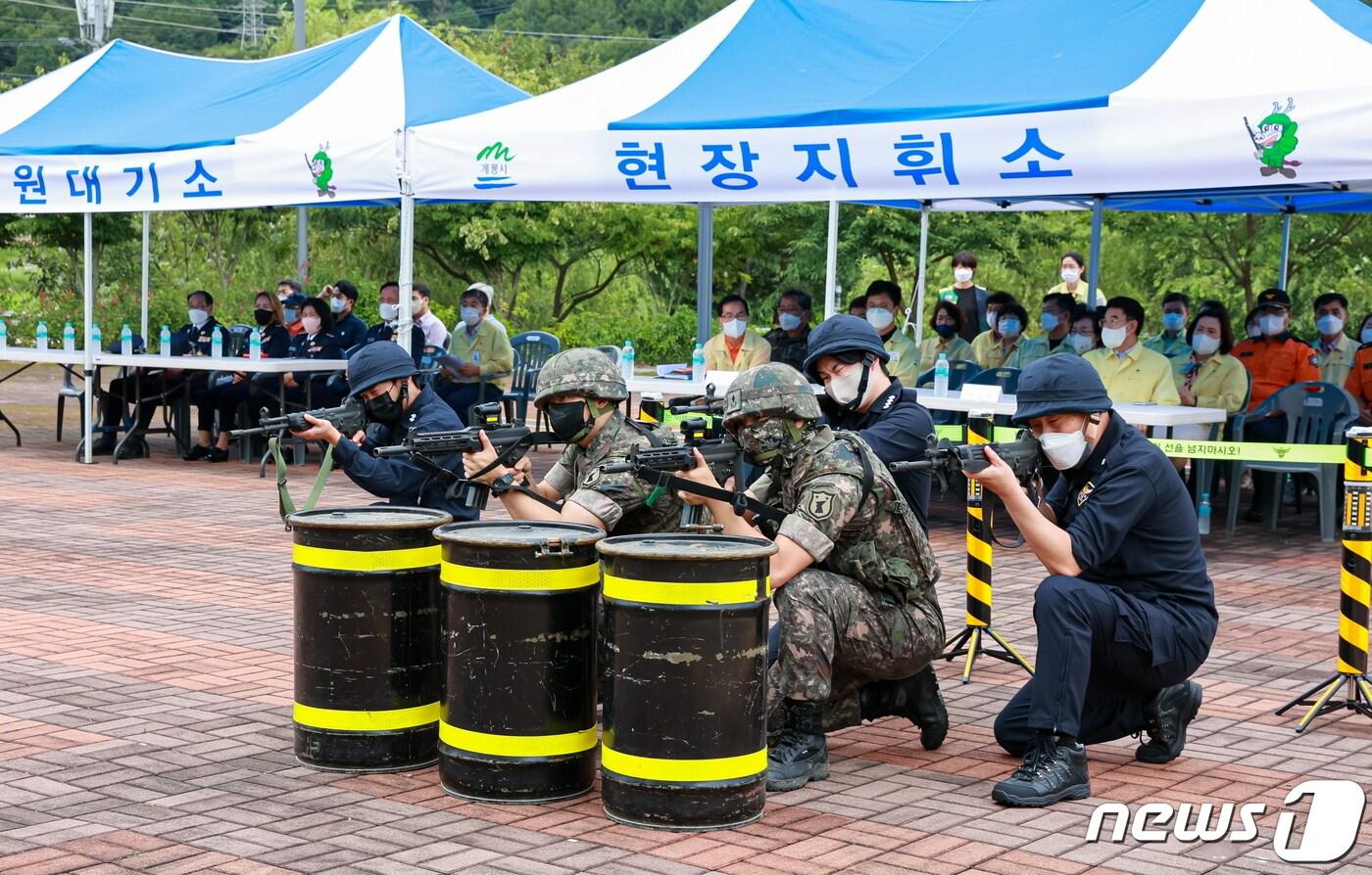 계룡시가 24일 문화예술의 전당에서 진행한 다중이용시설 대테러 및 화재 대피 훈련 모습. &#40;계룡시 제공&#41;