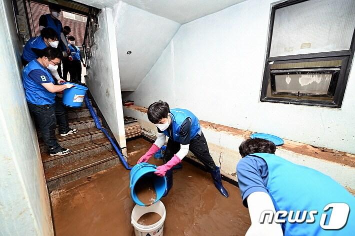 한국환경공단이 봉사활동에 나서고 있다. &#40;사진제공=한국환경공단&#41;