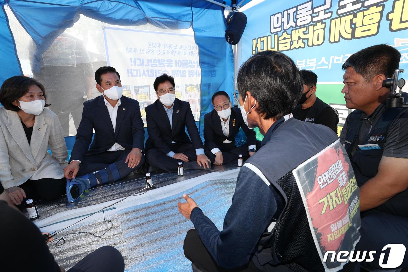 더불어민주당 을지로위원회 소속 의원들이 지난달 25일 오후 서울 강남구 영동대로 하이트진로 본사에서 운송료 정상화와 손해배상 청구 취하 등을 요구하며 점거하고 농성을 벌이고 있는 이봉주 전국민주노동조합총연맹 공공운수사회서비스노동조합 위원장과 면담을 하고 있다. 뉴스1 ⓒ News1 국회사진취재단