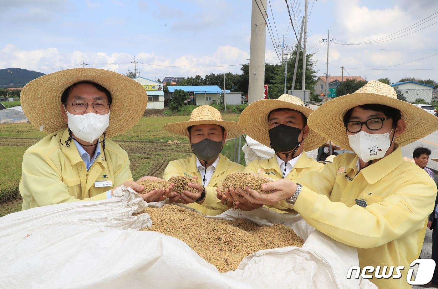 전북 고창군이 25일 부안면 상등리 이강묵씨 논&#40;6590㎡&#41;에서 올해 첫 벼베기 행사를 실시했다.  왼쪽부터 심덕섭 고창군수, 이문구 농협군지부장, 조민규 산업건설위원장, 임종훈 고창군의원&#40;고창군 제공&#41;&#41; 