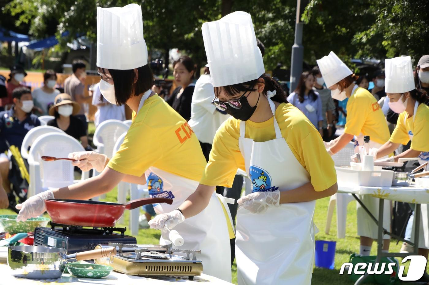 지난해 라면축제 모습. &#39;디저트라면 요리 경연대회&#39;에 참여한 참가자들이 즉석 라면 요리를 하고 있다. 2022.8.27/뉴스1 ⓒ News1 정우용 기자