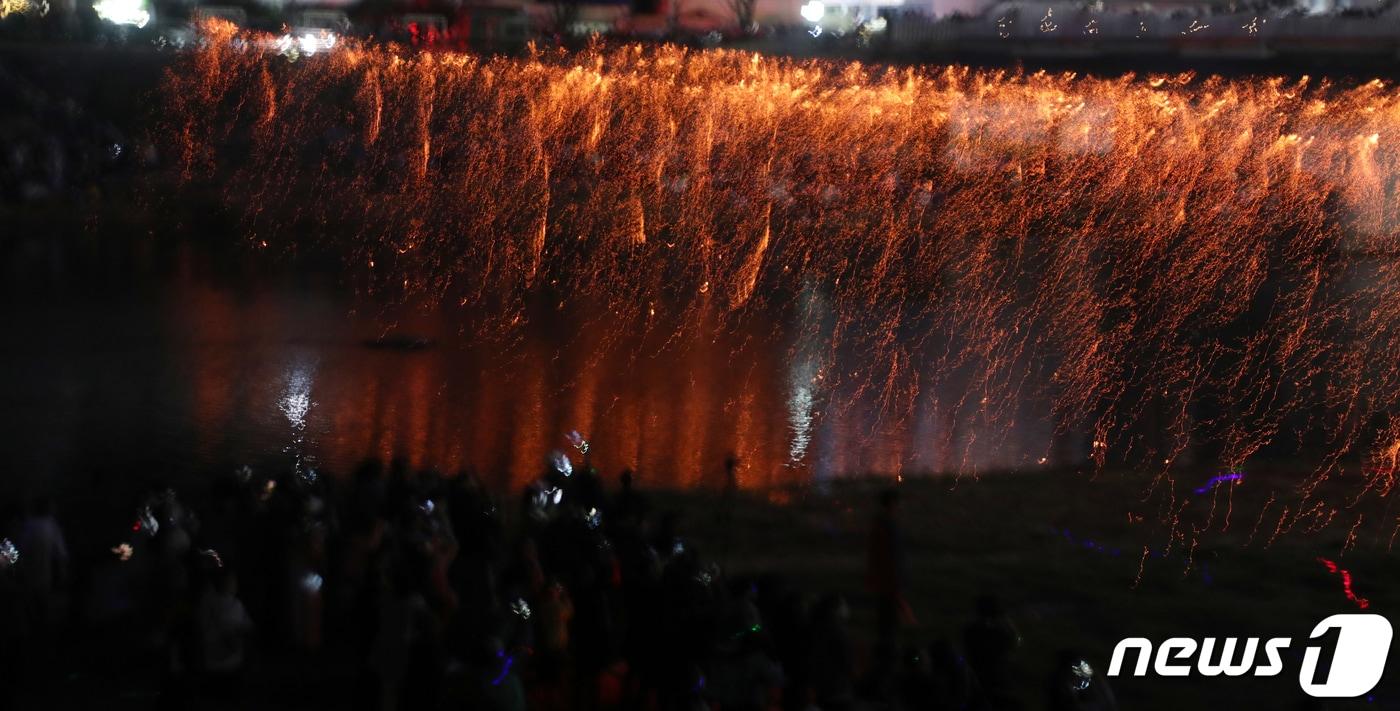 제26회 무주반딧불축제 개막날인 27일 전북 무주군 남대천 불꽃 공연터 일원에서 안성 낙화놀이가 펼쳐지고 있다. 2022.8.27/뉴스1 ⓒ News1 유경석 기자