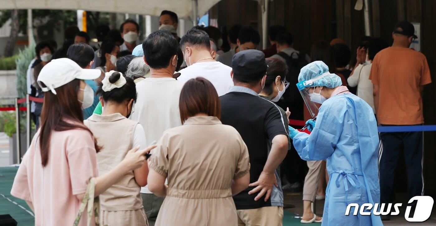 28일 오전 서울 송파구보건소 신종 코로나 바이러스 감염증&#40;코로나19&#41; 선별진료소에서 관계자가 검사를 받으러 온 시민들을 안내하고 있다. 질병관리청 중앙방역대책본부는 이날 0시 기준 신종 코로나바이러스 감염증&#40;코로나19&#41; 신규 확진자가 8만5295명 발생했다고 밝혔다. 국내 발생 확진자 8만4932명, 해외 유입 확진자 363명이다. 이날 누적 확진자는 2298만3821명을 기록했다. 2022.8.28/뉴스1 ⓒ News1 박지혜 기자