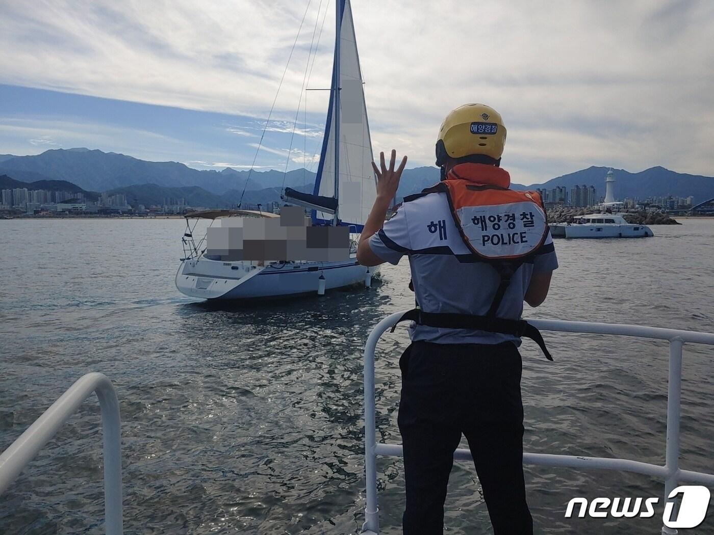 속초항 인근 해상 요트 기관고장 구조.&#40;속초해경 제공&#41; 2022.8.29/뉴스1