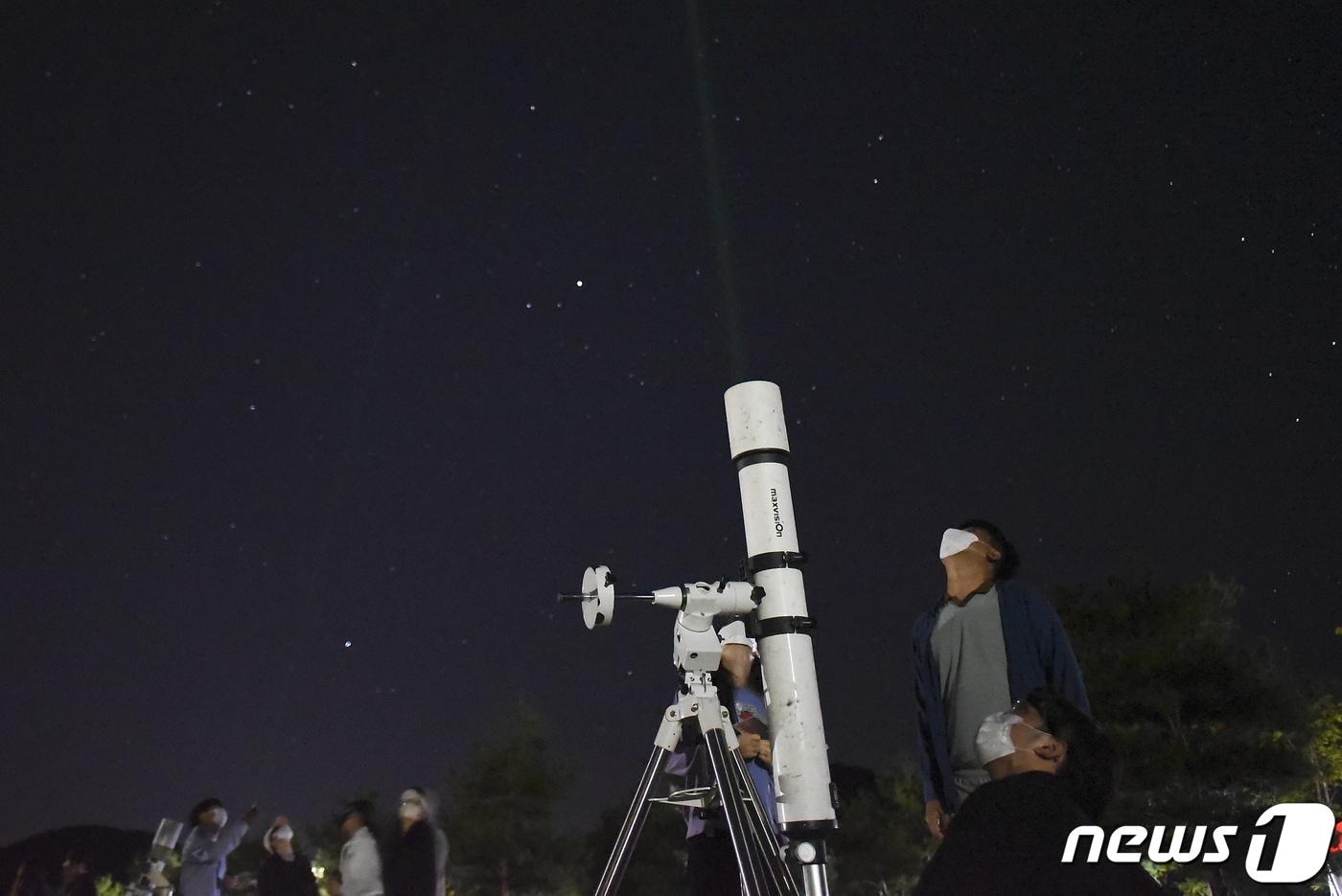 무주군과 무주반딧불축제제전위원회가 개최한 제26회 반딧불축제의 &#39;반디별 소풍&#39; 프로그램이 참여자들로부터 많은 인기를 끌고 있다.&#40;무주군 제공&#41;2022.8.29./ⓒ 뉴스1