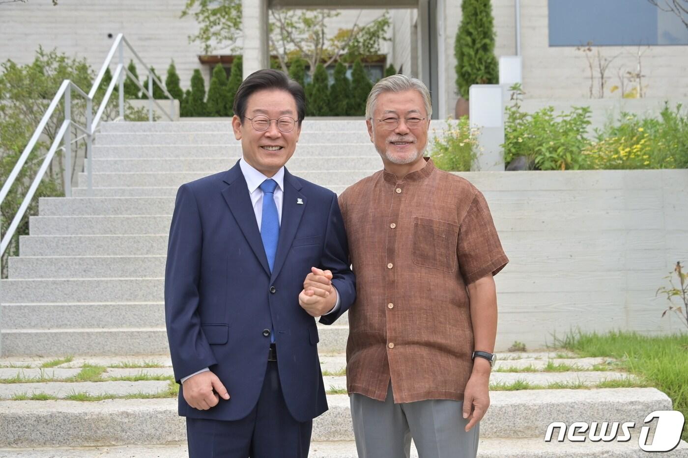 문재인 전 대통령과 이재명 더불어민주당 신임 당대표가 29일 경남 양산시 하북면 평산마을 사저에서 기념 촬영을 하고 있다. &#40;더불어민주당 제공&#41; 2022.8.29/뉴스1