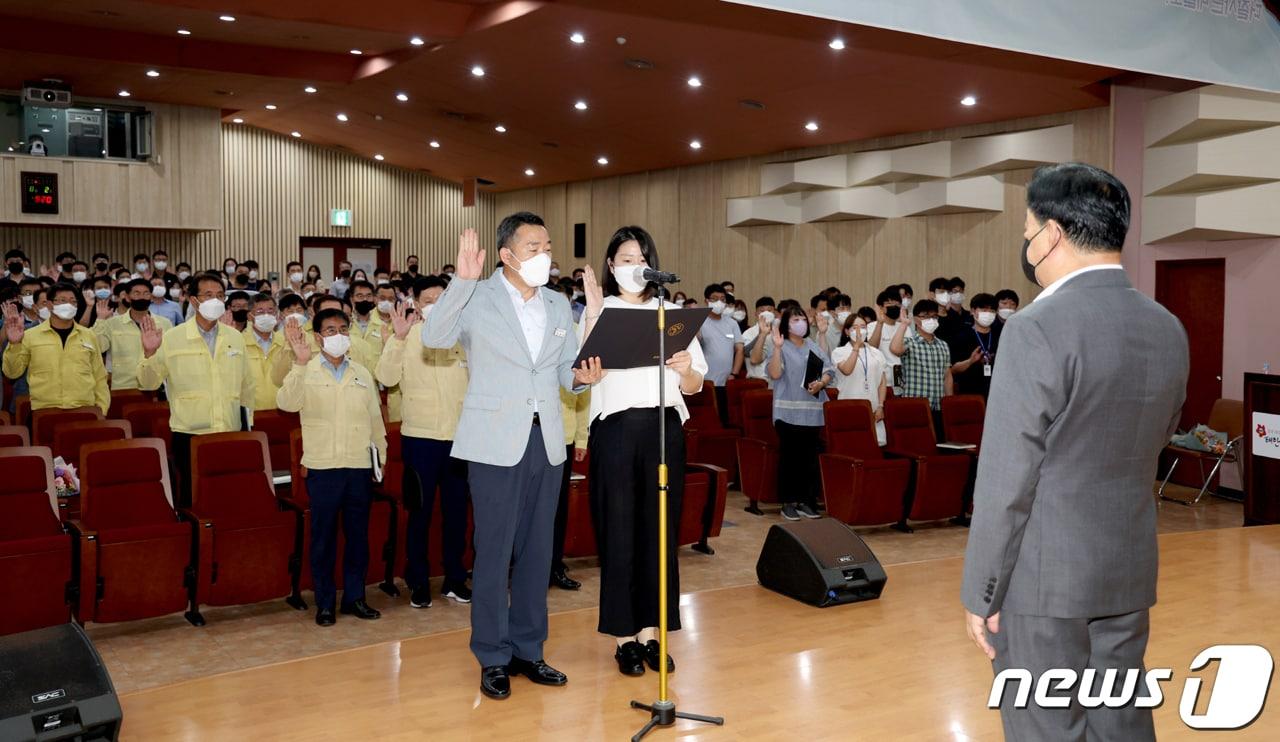 지난 2일 군청 대강당에서 공직자들이 청렴 결의문을 낭독하고 있다. ⓒ 뉴스1