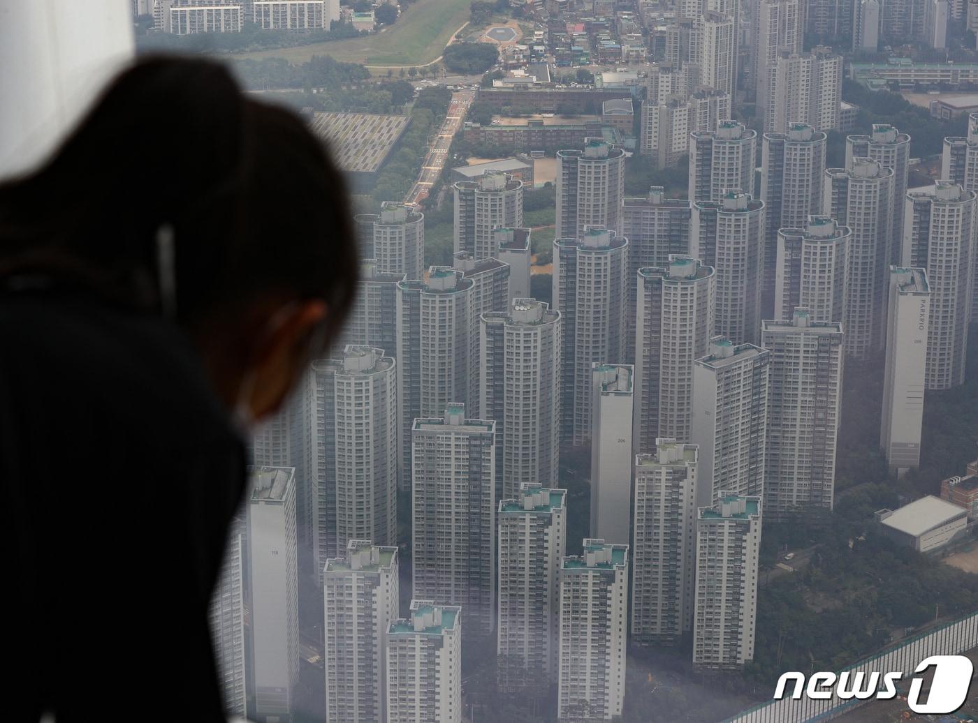 서울 송파구 롯데월드타워 전망대 서울스카이에서 바라본 파크리오 아파트 단지들. 2022.8.3/뉴스1 ⓒ News1 신웅수 기자