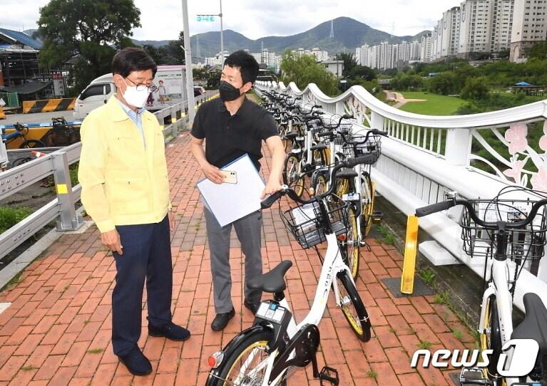 정종복 기장군수가 3일 오전 공영자전거 타반나 시범운영 현장을 점검하고 있다&#40;기장군 제공&#41;ⓒ 뉴스1