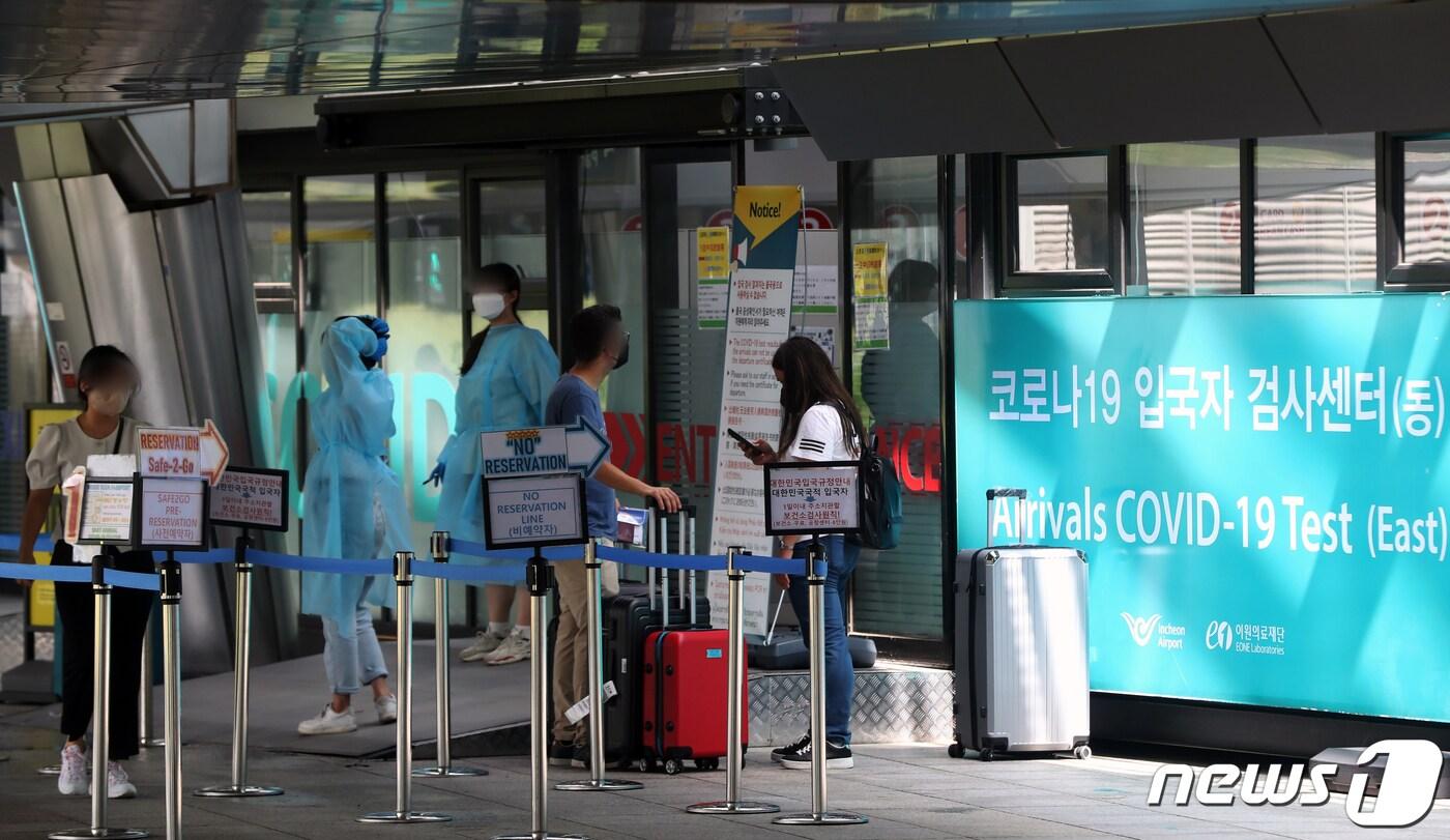 3일 오후 인천국제공항 1터미널 신종 코로나바이러스 감염증&#40;코로나19&#41; 검사센터 앞에서 해외입국자들이 발걸음을 옮기고 있다. 2022.8.3/뉴스1 ⓒ News1 황기선 기자