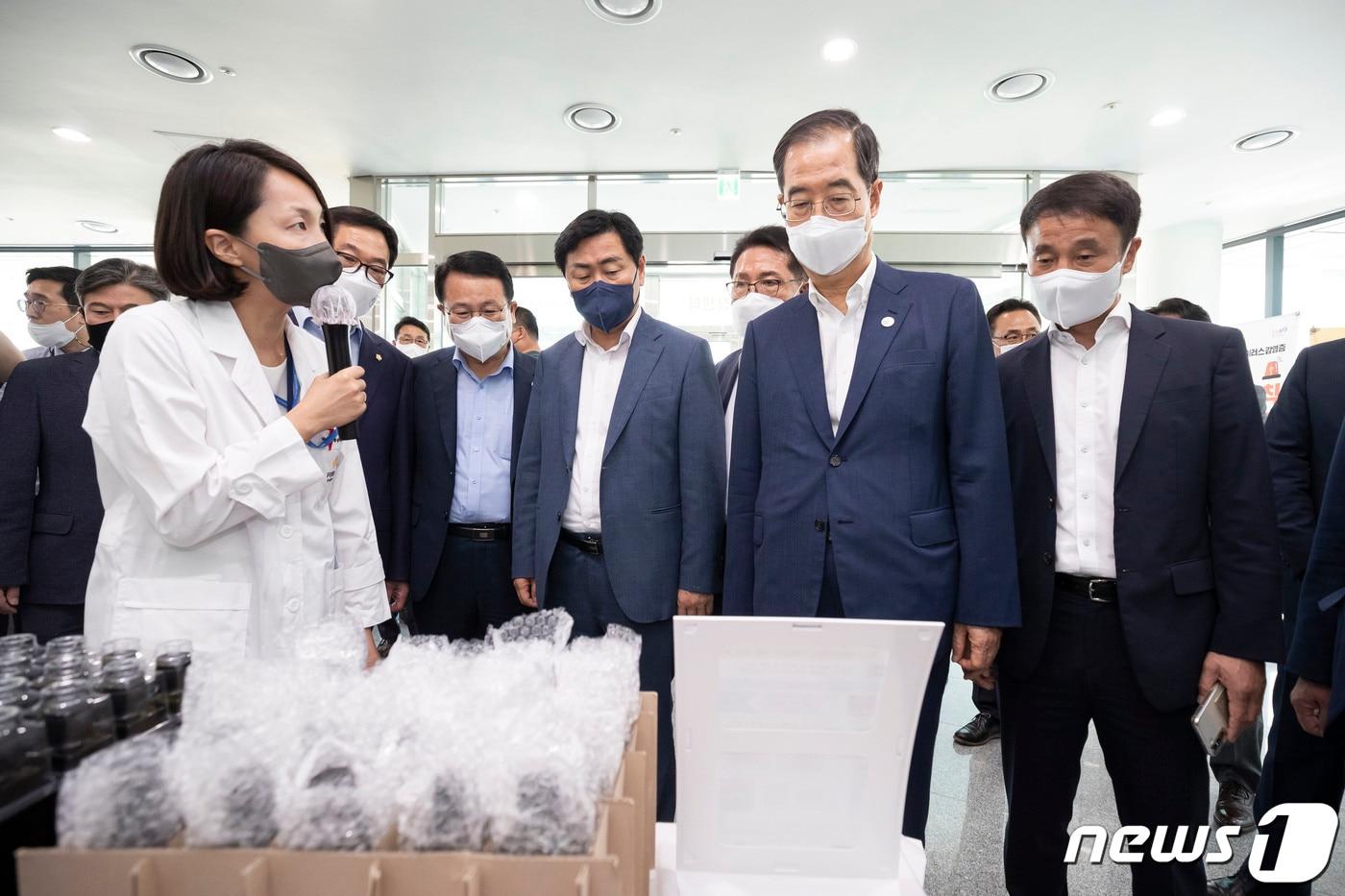 3일 전북 익산을 찾은 한덕수 국무총리가 국가식품클러스터 산업단지 현장을 방문해 설명을 듣고 있다.2022.8.3./ⓒ 뉴스1