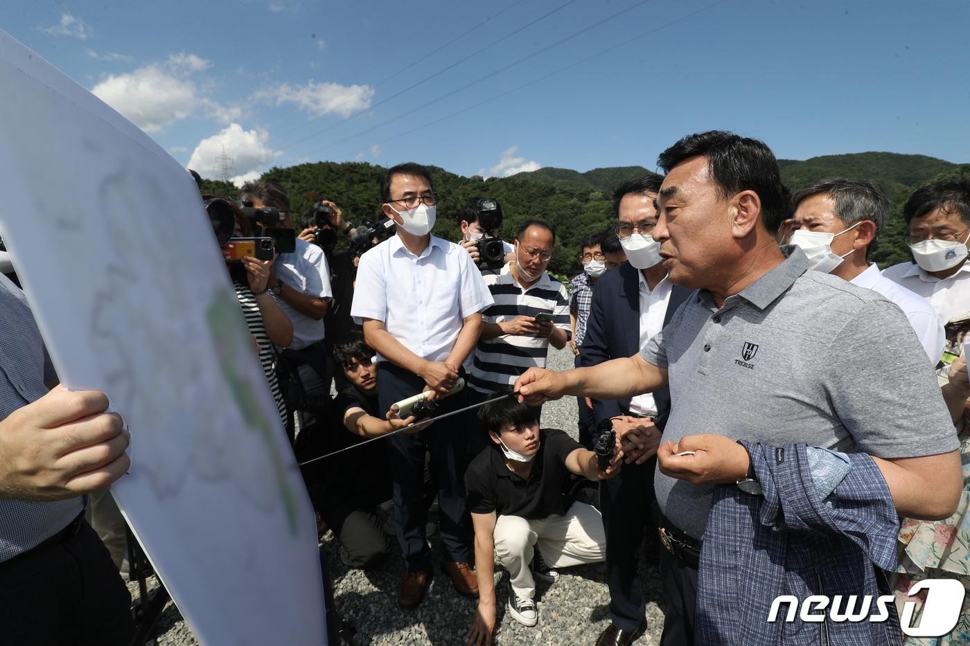 김두겸 울산시장&#40;오른쪽&#41;이 8월3일 오후 울산 북구 박상진호수공원에서 그린벨트&#40;GB&#41; 업무를 담당하는 문성요 국토교통부 국토도시실장에게 울산지역 개발제한 구역의 문제점 설명과 함께 개선 방안을 건의하고 있다. 2022.8.3/뉴스1 ⓒ News1 윤일지 기자