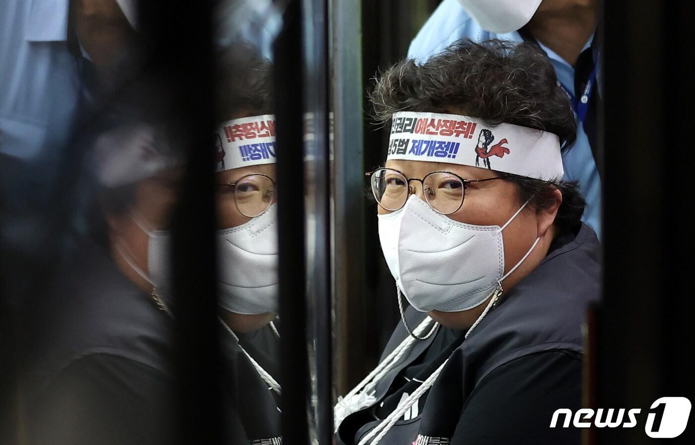 이형숙 서울시장애인자립생활센터협의회 회장이 30일 서울 용산구 삼각지역에서 기획재정부 장애인 권리예산 보장 촉구 삭발 투쟁 100일 차 맞이 기자회견을 마친 후 열차에 탑승하고 있다. 2022.8.30/뉴스1 ⓒ News1 조태형 기자