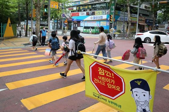 군산시가 어린이들의 교통안전을 위해 어린이 보호구역에 대한 개선사업을 추진한다. 2022.8.30/뉴스1 ⓒ News1 공정식 기자