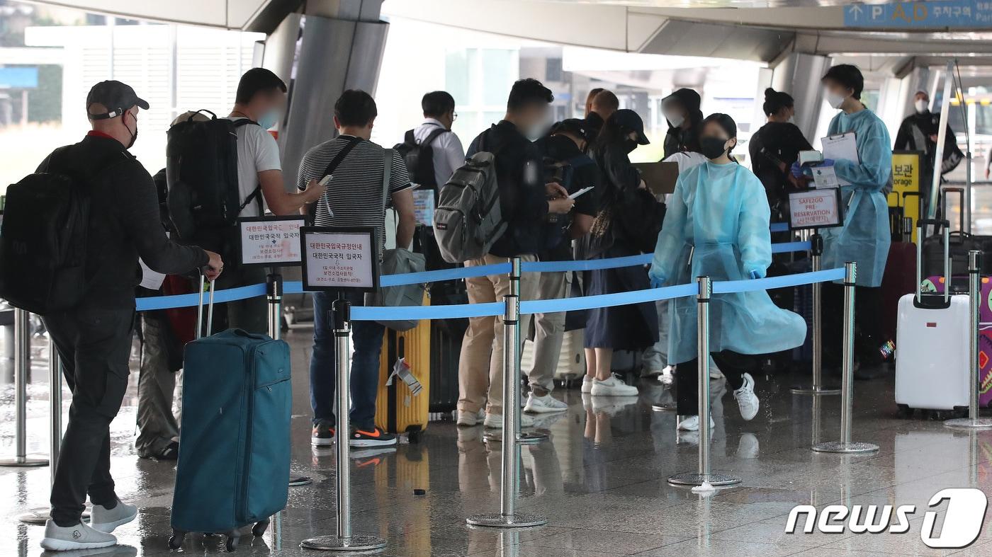 30일 오후 인천국제공항 1터미널 신종 코로나바이러스 감염증&#40;코로나19&#41; 검사센터 앞에서 해외입국자들이 코로나19 검사를 기다리고 있다. 질병관리청 중앙방역대책본부는 이날 0시 기준 코로나19 신규 확진자가 11만5638명 발생했다고 밝혔다. 2022.8.30/뉴스1 ⓒ News1 임세영 기자