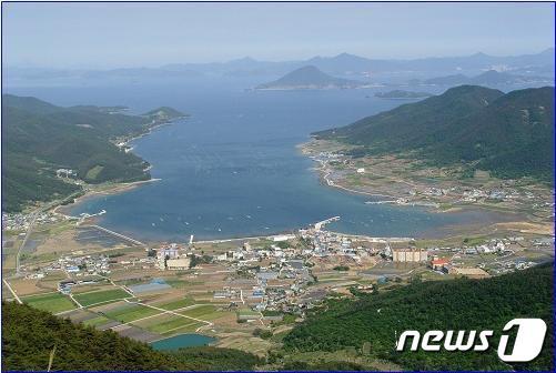 경남 고성 당동만 전경&#40;고성군 제공&#41;.