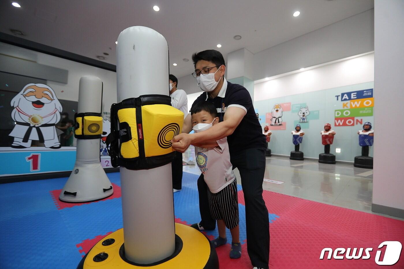 전북 무주군이 제26회 반딧불축제에서 가족프로그램으로 운영되고 있는 &#39;가족과 함께하는 1박 2일 생태탐험&#39;이 눈길을 끌고 있다.&#40;무주군 제공&#41;2022.8.31./ⓒ 뉴스1