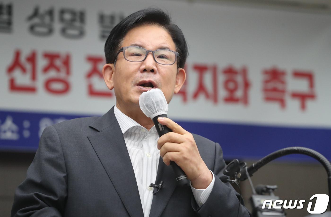 박강수 마포구청장이 31일 서울 마포구청에서 기자회견을 열고 서울시 광역자원회수시설 마포구 선정 전면 백지화를 촉구하고 있다. 2022.8.31/뉴스1 ⓒ News1 허경 기자