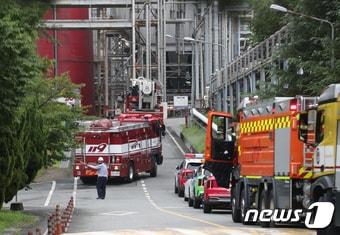 31일 오후 폭발 사고가 발생한 울산 남구 상개동 SK지오센트릭 폴리머공장이 분주한 모습을 보이고 있다. 이 사고로 현재까지 7명이 중상을 입어 인근 병원으로 이송됐다. 2022.8.31/뉴스1 ⓒ News1 