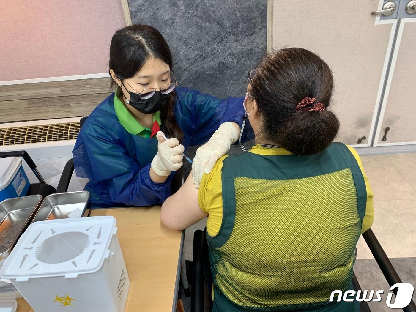 한 주민이 보건소에서 코로나19 백신을 접종하고 있다.&#40;금산군 제공&#41;