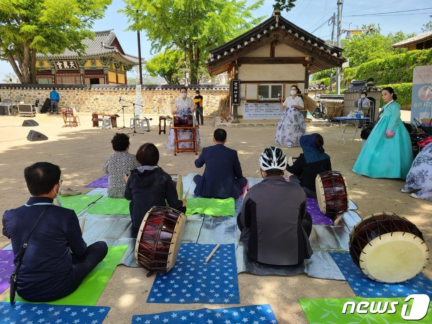 지난해 영남루에서 진행된 밀양아리랑 전승 체험 프로그램 모습. &#40;밀양시 제공&#41; ⓒ 뉴스1