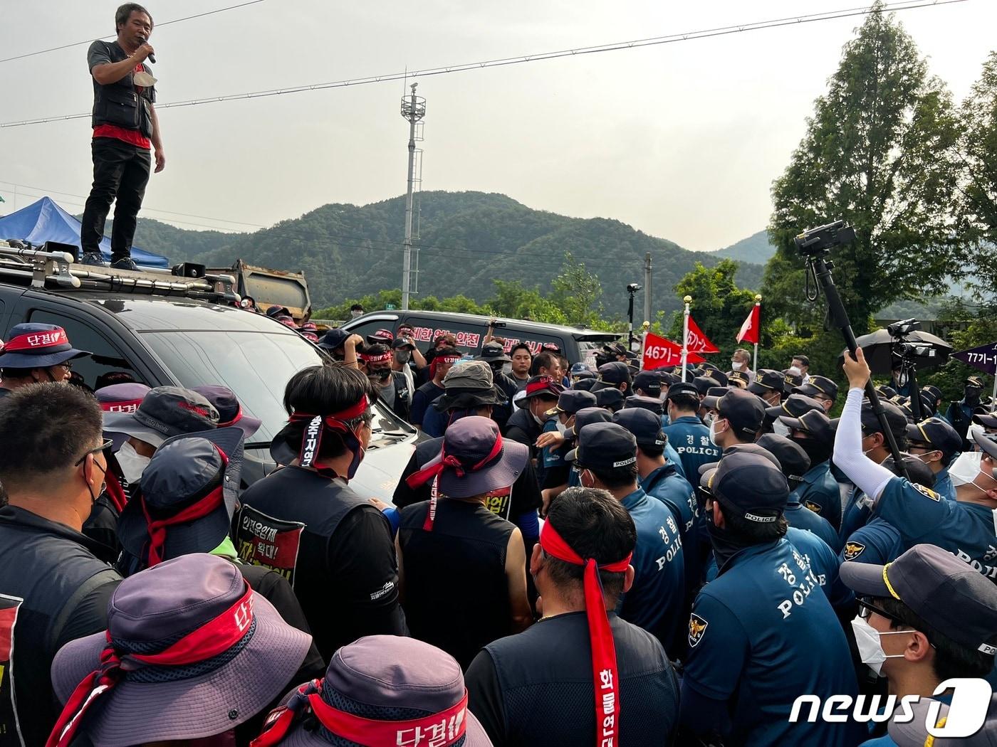 민주노총 공공운수노조 화물연대본부가 지난 4일 강원 홍천 하이트진로 강원 공장 정문 앞으로 이동을 시도하자 경찰들이 막아서고 있다.2022.8.4ⓒ 뉴스1 한귀섭 기자