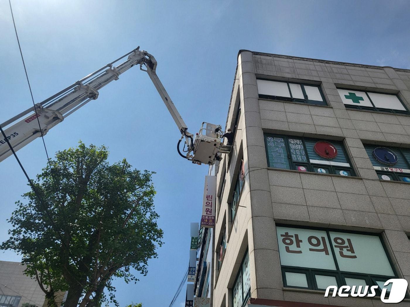 경기도 이천시 관고등의 한 병원에서 지난 5일 화재가 발생, 출동한 소방 대원 등이 구조 작업을 펼치고 있다. &#40;경기도소방재난본부 제공&#41; /뉴스1