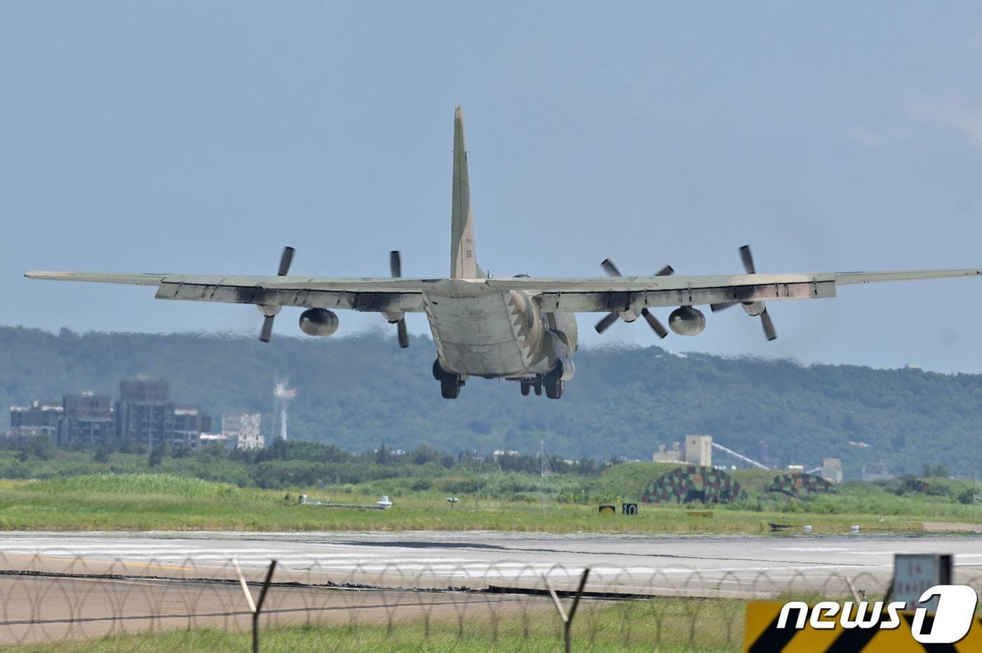 5일&#40;현지시간&#41; 대만 신주에 있는 신주 공군기지의 격납고 앞 활주로에서 미제 C-130 수송기가 착륙을 준비하고 있다. ⓒ AFP=뉴스1 ⓒ News1 박기현 기자