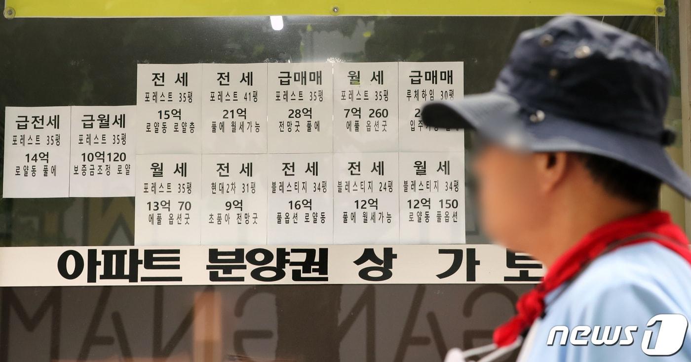 7일 서울 강남구에 위치한 한 공인중개사 사무소 유리창에 전월세 매물이 붙어 있다. 2022.8.7/뉴스1 ⓒ News1 장수영 기자