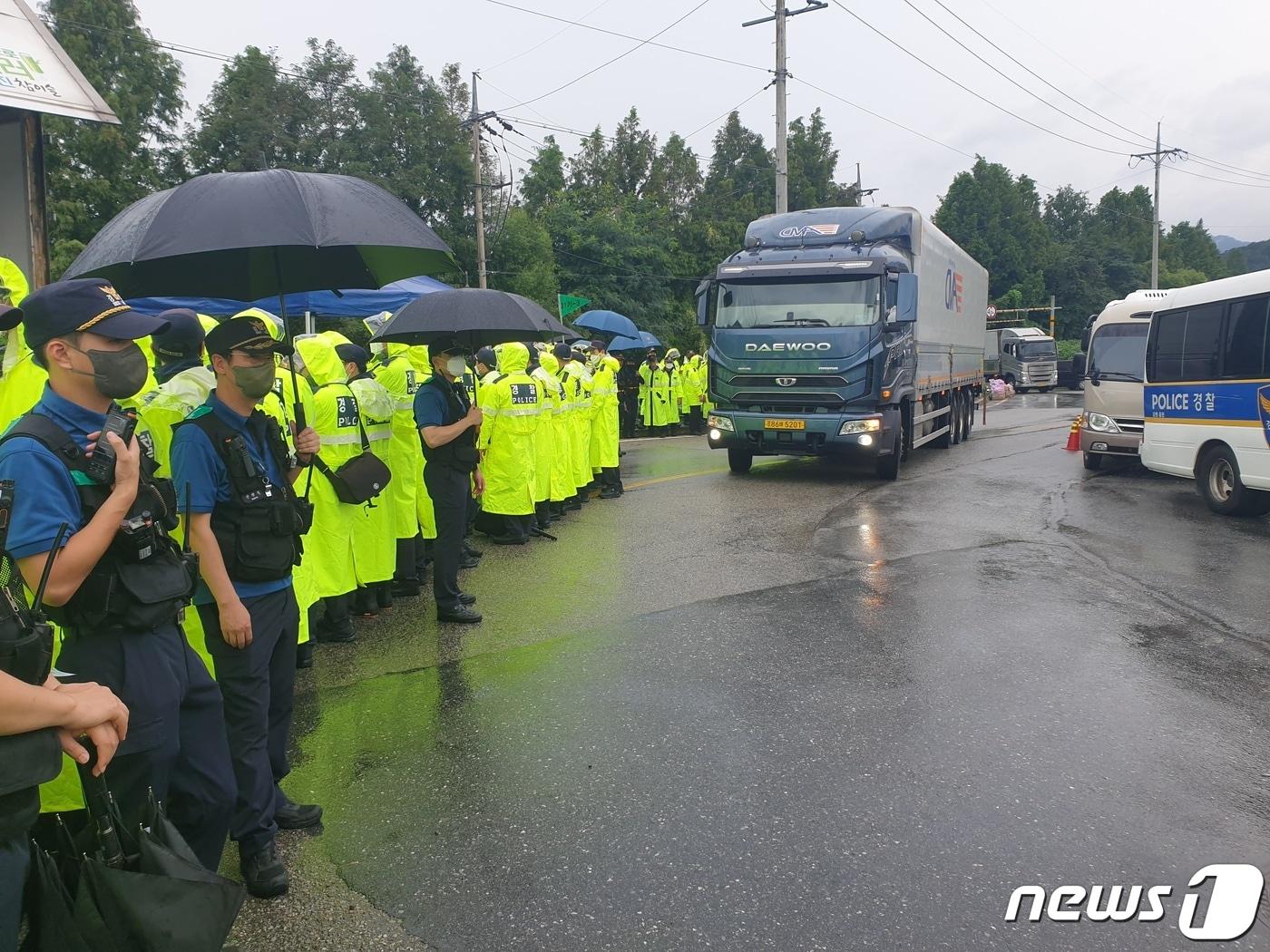 8일 오전 하이트진로 강원공장에서 맥주를 실은 물류차량들이 경찰이 확보한 진출입로를 통해 인근 물류센터로 이동하고 있다. 2022.8.8/뉴스1 ⓒ News1 이종재 기자