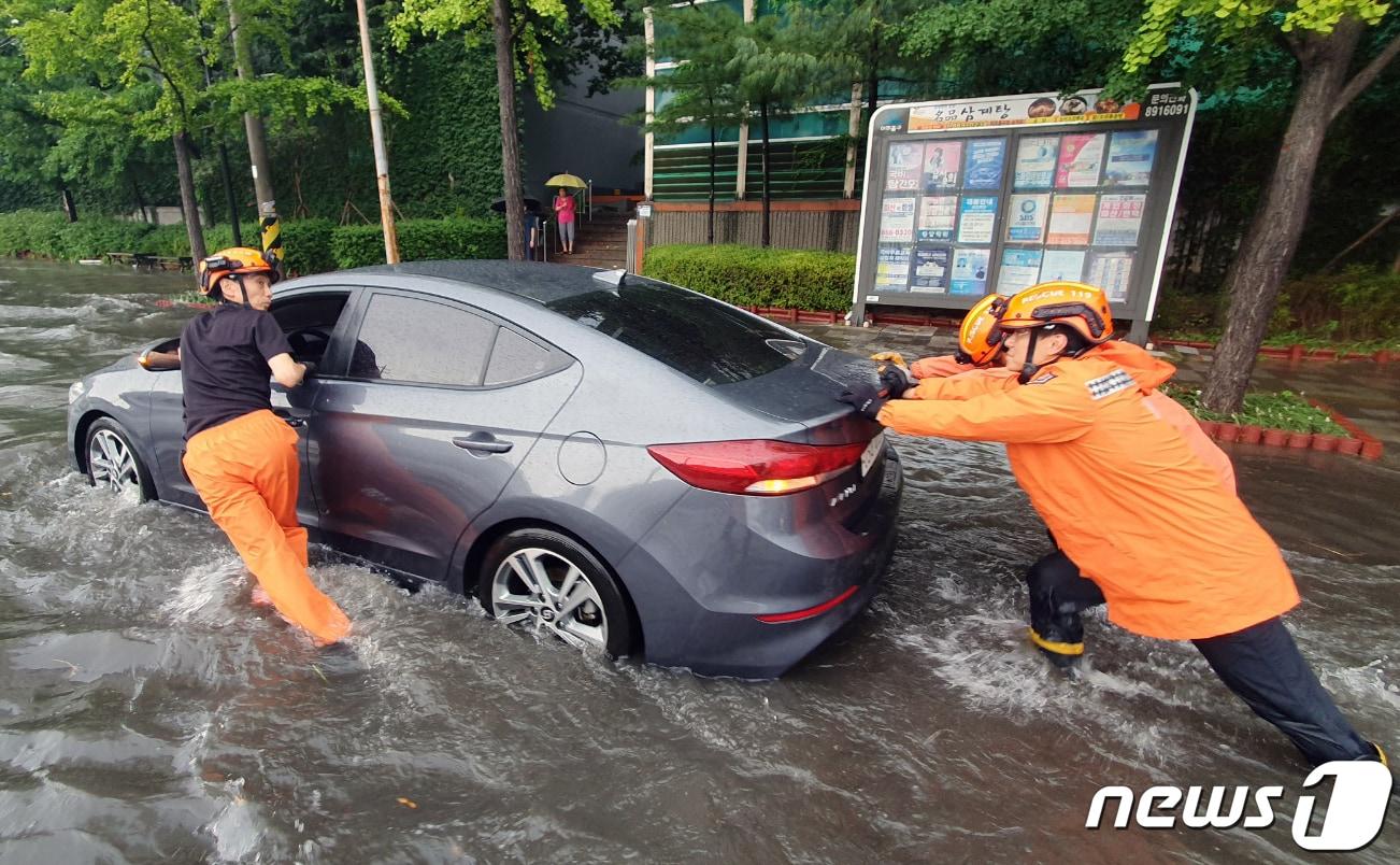 폭우가 내린 8일 인천시 미추홀구 용현동의 한 거리에 차량이 침수돼 소방대원들이 안전조치를 하고 있다. &#40;인천소방본부 제공&#41; 2022.8.8/뉴스 ⓒ News1 정진욱 기자