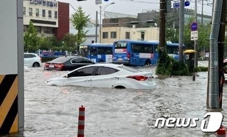 호우경보가 발효된 8일 오후 인천시 부평구 부평경찰서 인근 도로가 폭우에 잠겨있다. &#40;독자제공&#41; 2022.8.8/뉴스1