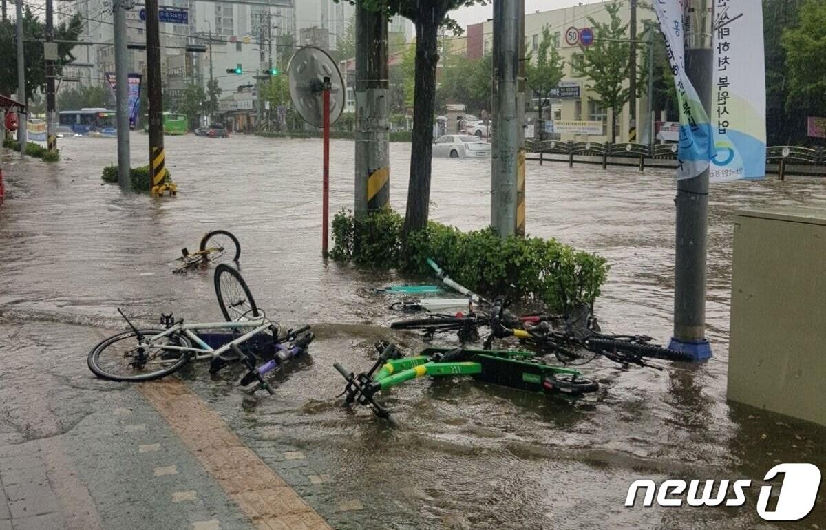 호우경보가 발효된 8일 오후 인천시 부평구 부평경찰서 인근 도로가 폭우에 잠겨있다. &#40;독자제공&#41; 2022.8.8/뉴스1