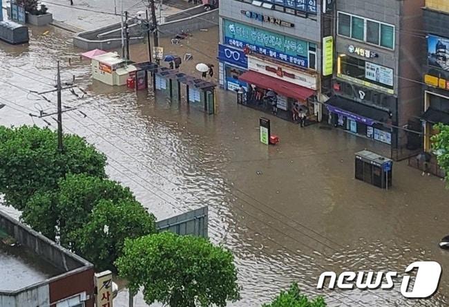 8일 오후 인천 미추홀구 제물포역 인근 도로가 폭우에 잠겨있다. &#40;독자 제공&#41; 2022.8.8/뉴스1