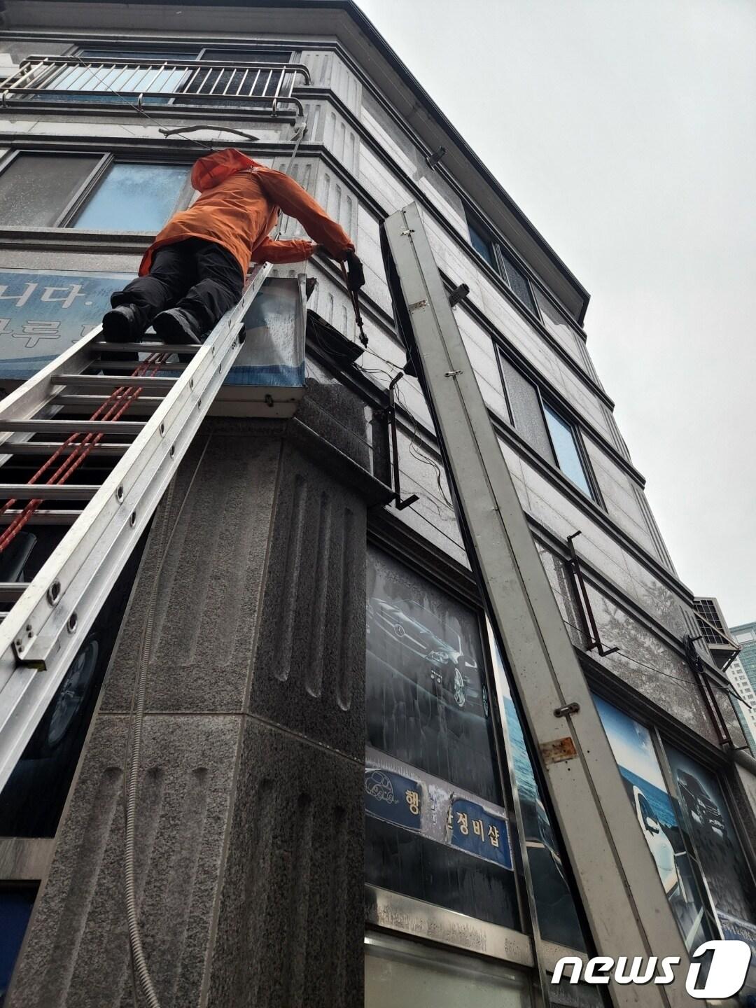 8일 오후 5시38분께 남동구 논현동 한 상가건물 간판이 떨어졌다는 신고가 접수돼 소방대원들이 안전조치를 하고 있다.&#40;인천소방본부 제공&#41;2022.8.8/뉴스1 ⓒ News1 박아론 기자