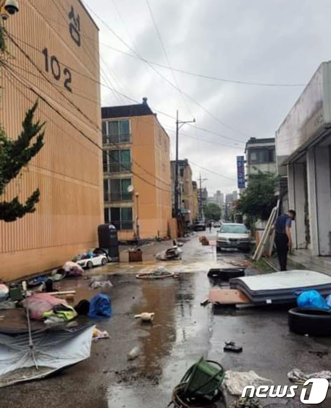 8일 오후 인천 미추홀구 주안동 한 주택가가 많은 비로 물난리가 나 아수라장이 됐다.&#40;허종식 의원 페이스북 캡처&#41;2022.8.8/뉴스1 ⓒ News1 박아론 기자