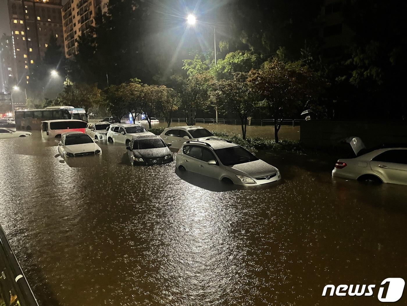 8일 서울 강남역 사거리 교대방향이 도로가 침수돼 있다. 2022.8.8/뉴스1 ⓒ News1 송원영 기자