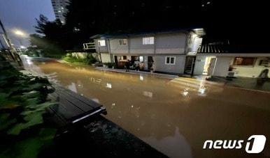 지난 8일 오후 8시께 경기 남양주시 퇴계원읍 산하촌마을이 집중호우로 배수관이 역류하면서 마을이 물에 잠겼다. 이로 인해 5가구가 침수 피해를 입어 9명의 이재민이 발생했다. &#40;남양주시 제공&#41;ⓒ 뉴스1