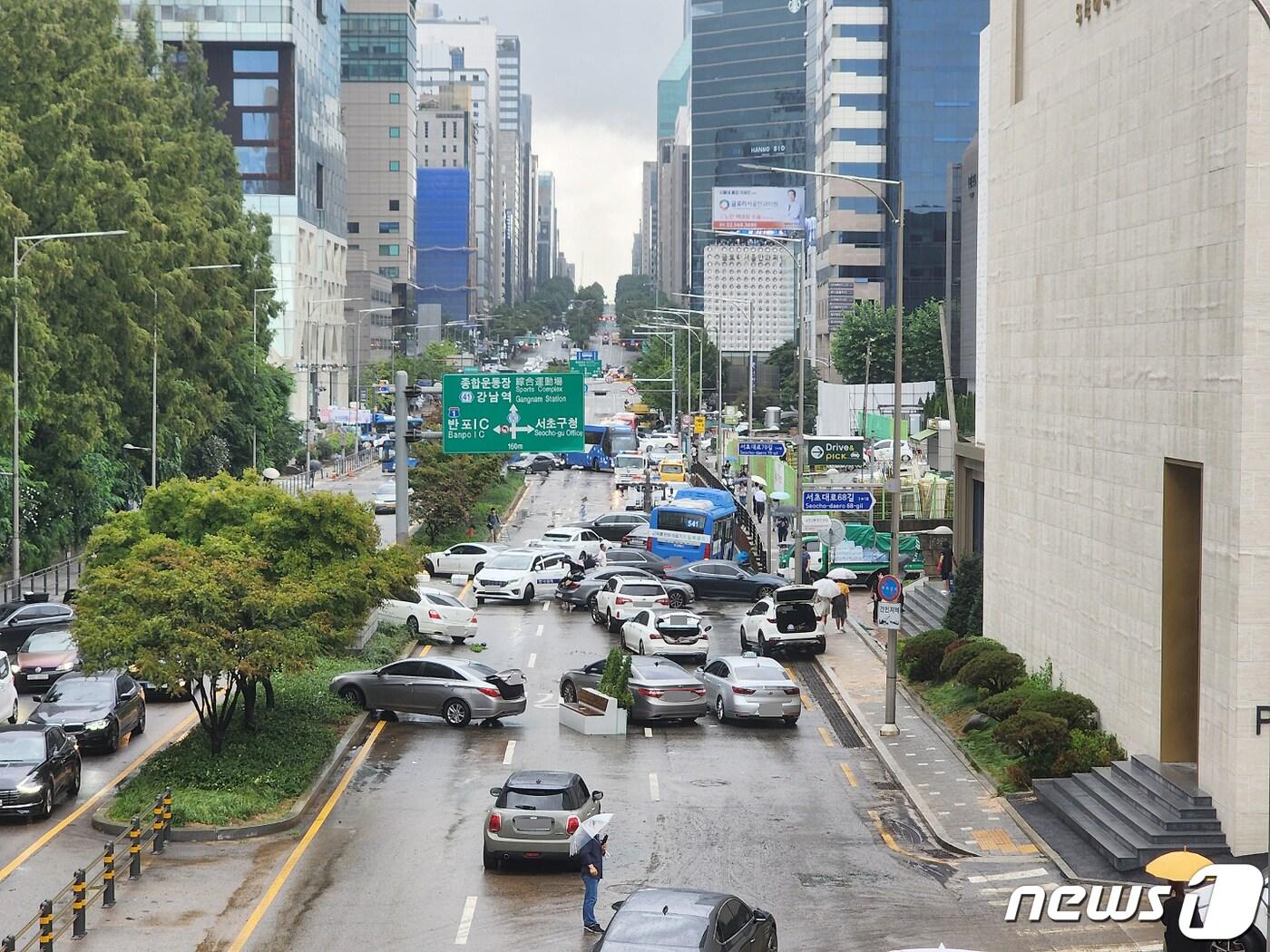 9일 오전 서울 서초구 서초동 진흥아파트 일대에 전날 쏟아진 폭우에 고립됐던 차량들이 뒤엉켜 있다. 2022.8.9/뉴스1 ⓒ News1 박세연 기자