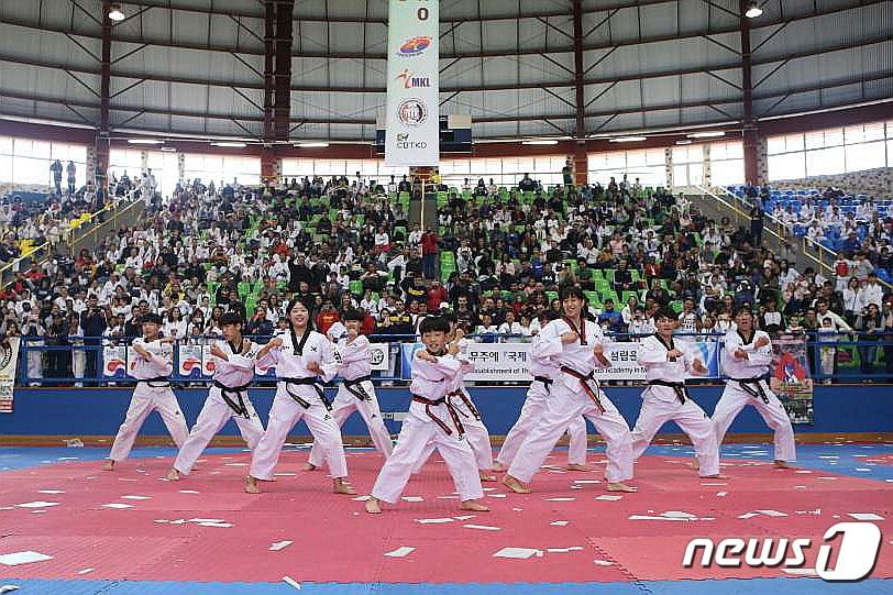 지난 6일 전북 무주군 학생태권도시범단이 브라질 태권도 창립 52주년 개막식에서 시범 공연을 펼치고 있다.&#40;무주군제공&#41;2022.8.9/뉴스1