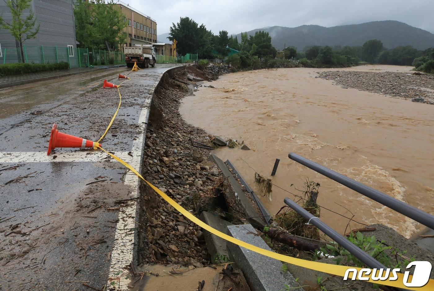 경기 광주시 퇴촌면 우산천변 도로 일부가 무너져 내려 있다. 2022.8.9/뉴스1 ⓒ News1 구윤성 기자