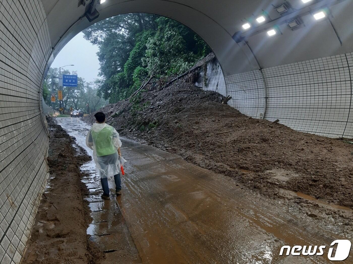 경기 성남지역에서 광주지역으로 넘어가는 남한산성터널을 한 관계자가 차량을 통제하고 있다.ⓒ 뉴스1 유재규 기자