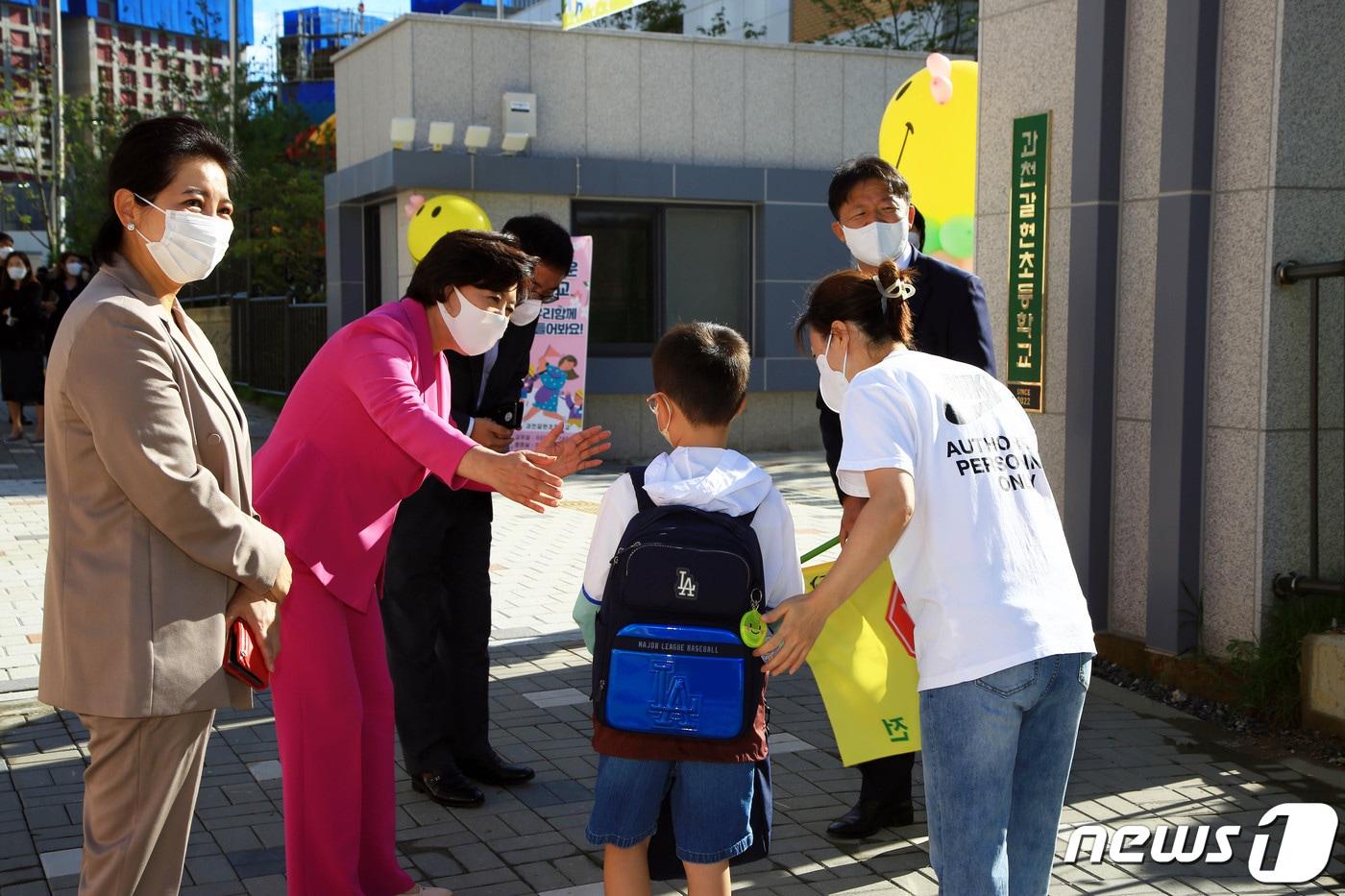 신계용 경기 과천시장&#40;왼쪽 두 번째&#41;이 아이들에게 인사를 하고 있다.&#40;과천시 제공&#41;