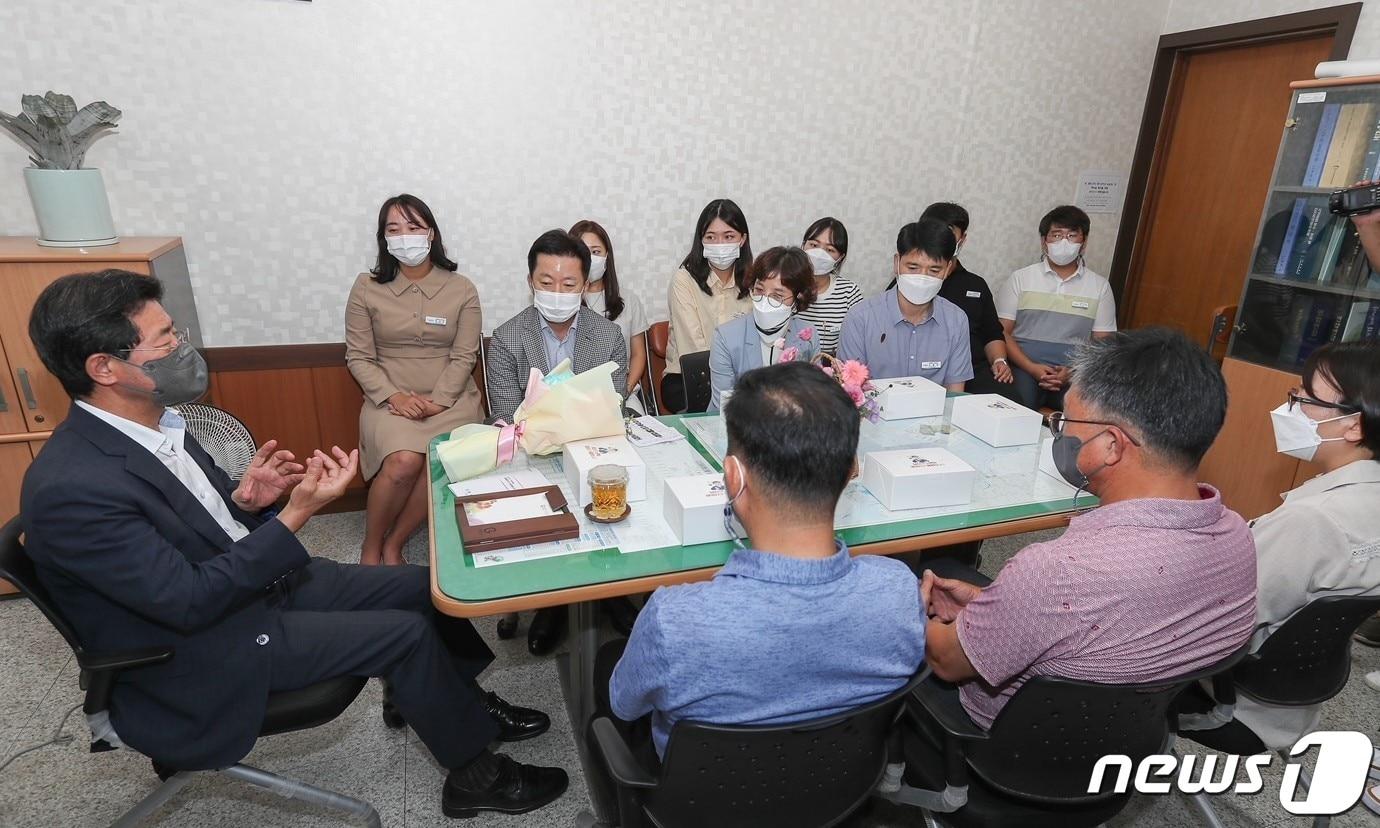  31일 정인화 광양시장이 실과를 직접 찾아 직원들과 소통의 시간을 갖고있다&#40;광양시 제공&#41;2022.9.1/