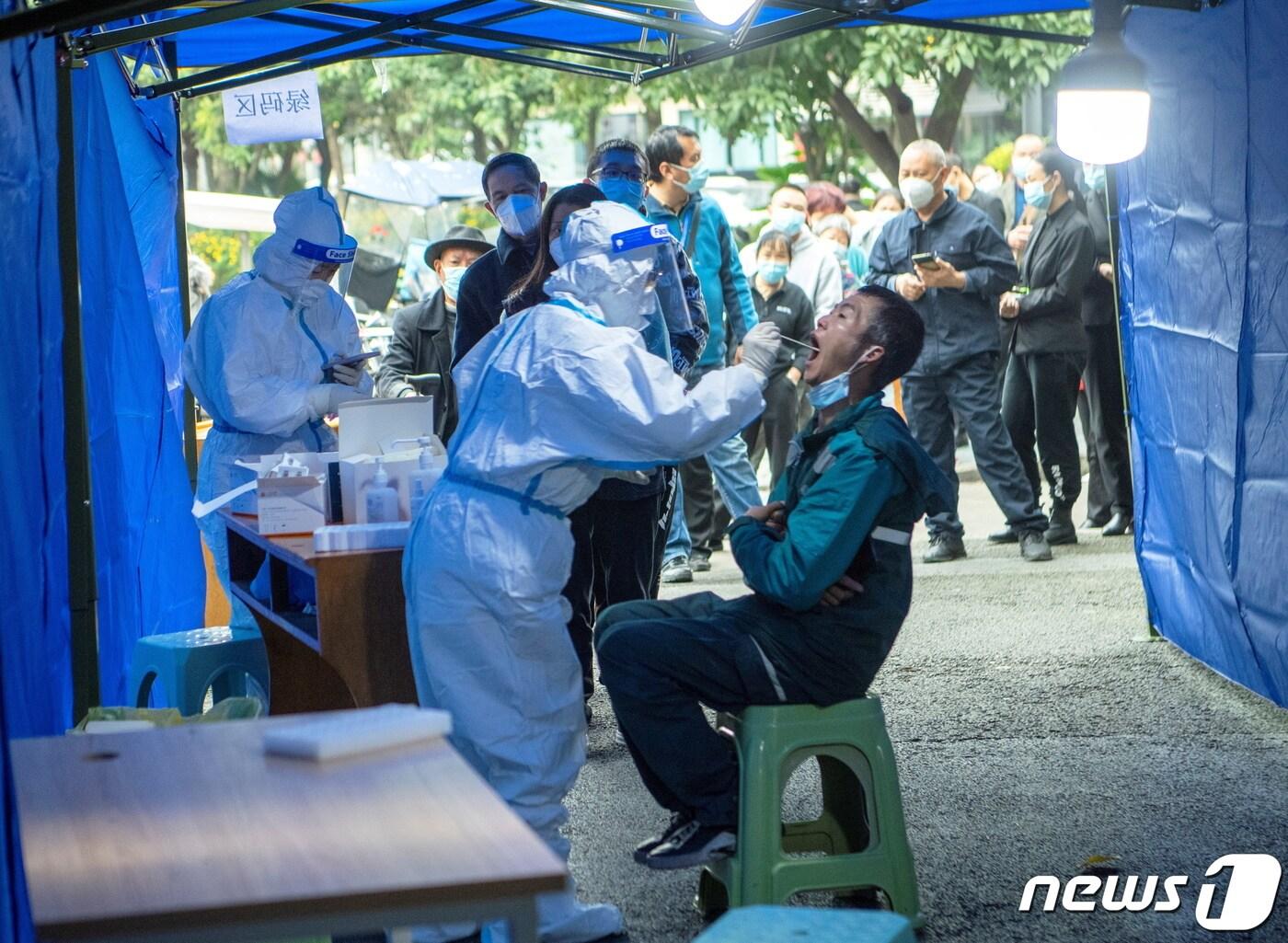 중국 쓰촨성 청두 시민들이 코로나19 검사를 받고 있다. ⓒ 로이터=뉴스1 ⓒ News1 박형기 기자