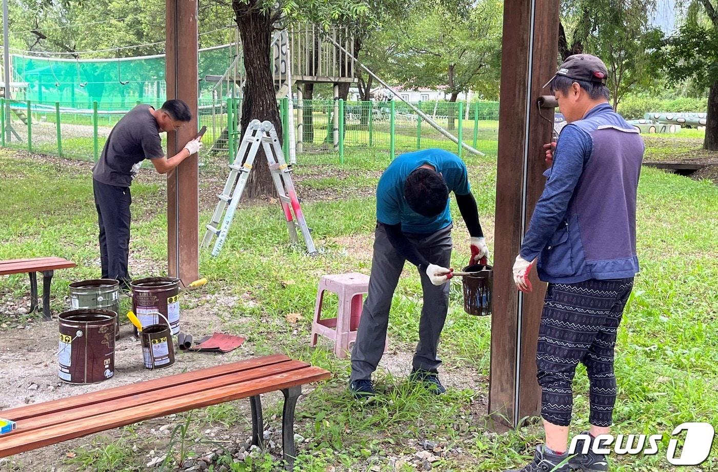 병영안보체험장 내 휴게 및 체험시설물 보수공사 모습. &#40;계룡시 제공&#41;