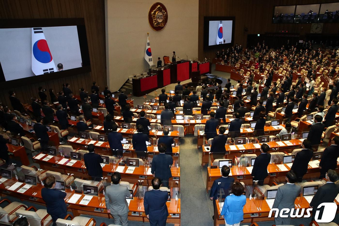 서울 여의도 국회에서 열린 제400회 국회&#40;정기회&#41; 제400-1차 본회의 개회식에서 김진표 국회의장과 여야 의원들이 국민의례를 하고 있다. &#40;공동취재&#41; 2022.9.1/뉴스1 ⓒ News1 유승관 기자