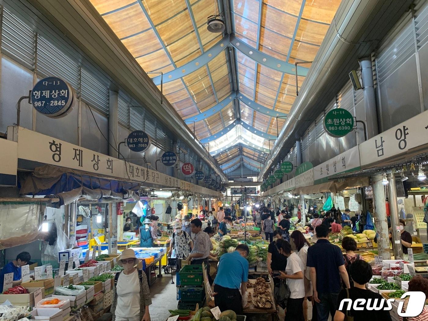 1일 서울 동대문구 제기동 경동시장에서 시민들이 장을 보고 있다 ⓒNews1 김성식 수습기자