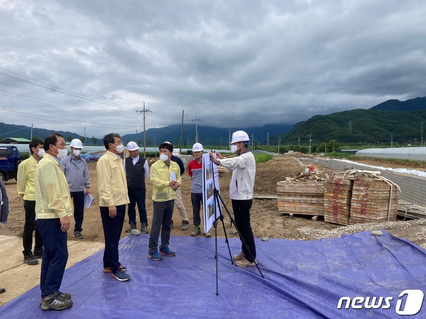 김순호 구례군수가  제11호 태풍 힌남노 북상에 따라 지구단위종합복구사업&#40;배수펌프장, 하천&#41; 현장을 찾아 주요 공정을 확인하고 안전 관리 상황을 점검했다.&#40;구례군 제공&#41;2022.9.1/