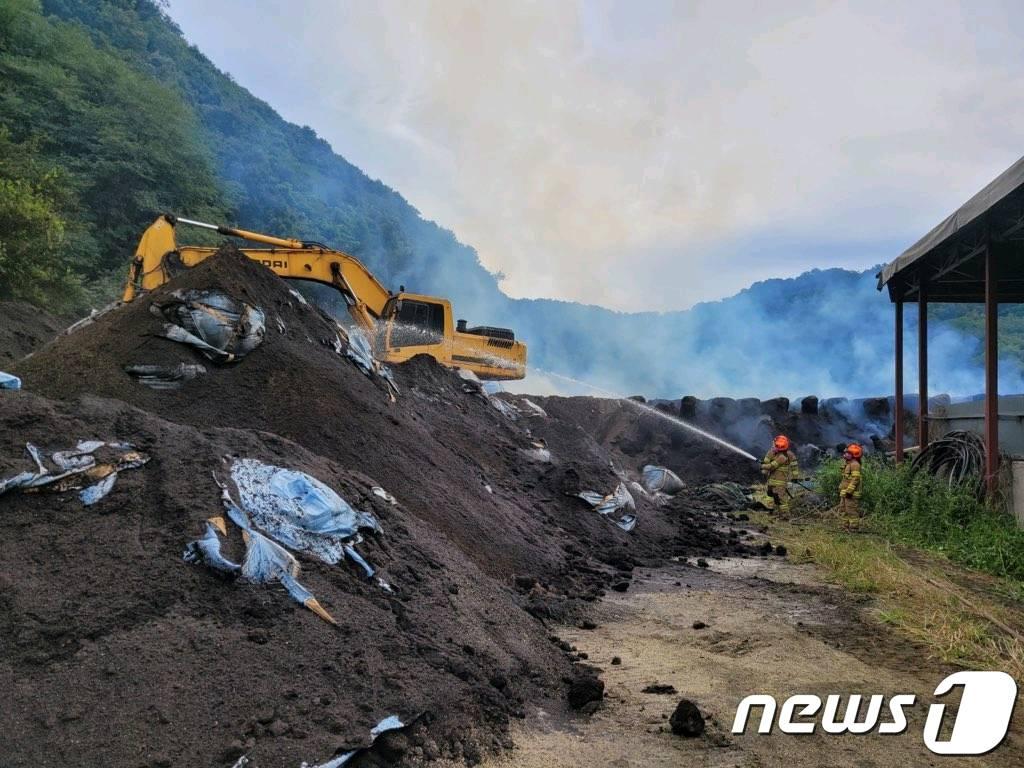 10일 오전 7시18분쯤 충북 영동군 용산면 한석리 한 비료공장 내 비료 더미에서 불이 나 1시간여 만에 꺼졌다.&#40;충북 영동소방서 제공&#41;.2022.9.10/